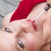 earth collection vyzivujici tonovaci olej na rty 02 rose nude boho green make up svetla plet