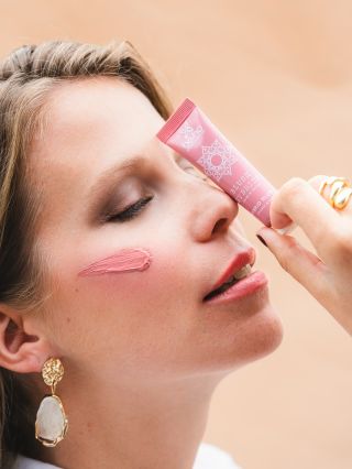 Ikonické krémové multilíčidlo 2v1 přichází v novém odstínu růžového dřeva - ROSEWOOD 🌸🪵 Rozzařte tváře i rty svěží...