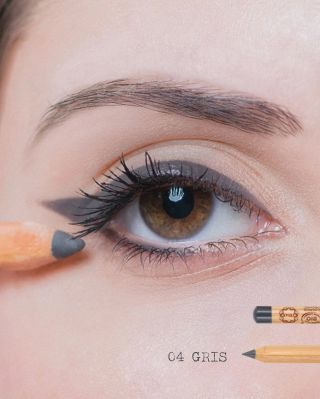 Podmanivý pohled, který dokáže říct víc než slova. 🩶🤎🖤 Organické složení, jemná krémová krémová textura a sytý pigment....