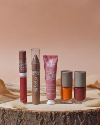 🪵🌸 LIMITOVANÁ KOLEKCE EARTH 🪵🌸 uchvátila nás i vás. Který produkt jste si zamilovali nejvíce? 🤎 MULTIFUNKČÍ TYČINKU na oči...